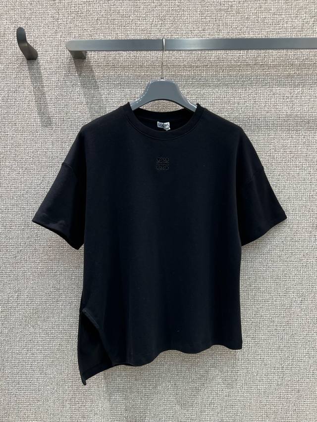 Loew* 25Ss春夏新款 圆领小标刺绣Logo短袖T恤丨独家高版出品！定制裁剪设计，纯棉材质与舒适度兼具。简约大气的小版型设计真的巨显身材，恰到好处的衣长