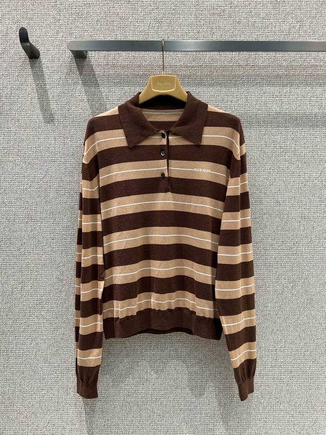 Miumi* 25Ss春夏新款 条纹Polo长袖上衣丨独家Yb开发！高版出品！纱线细腻柔软的手感超赞！线条间色提花工艺，Logo字母低调奢华。气质小翻领甜美少女