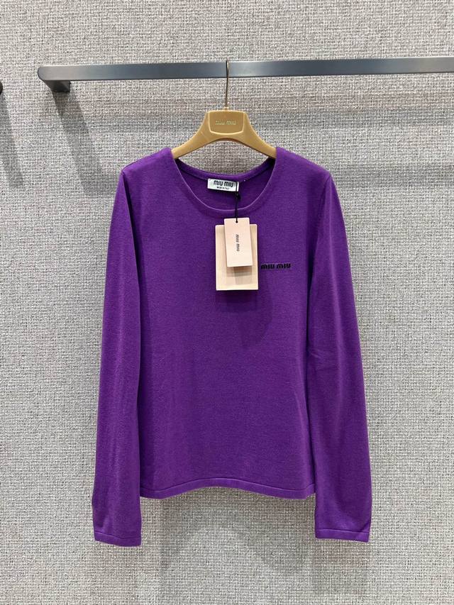 Miumi* 25Fw秋冬新款 微标紫色针织长袖上衣丨独家高版出品！胸前小Logo设计，面料柔软舒适。适合春秋季节穿着。简约大方的圆领设计，搭配百搭的紫色，穿上