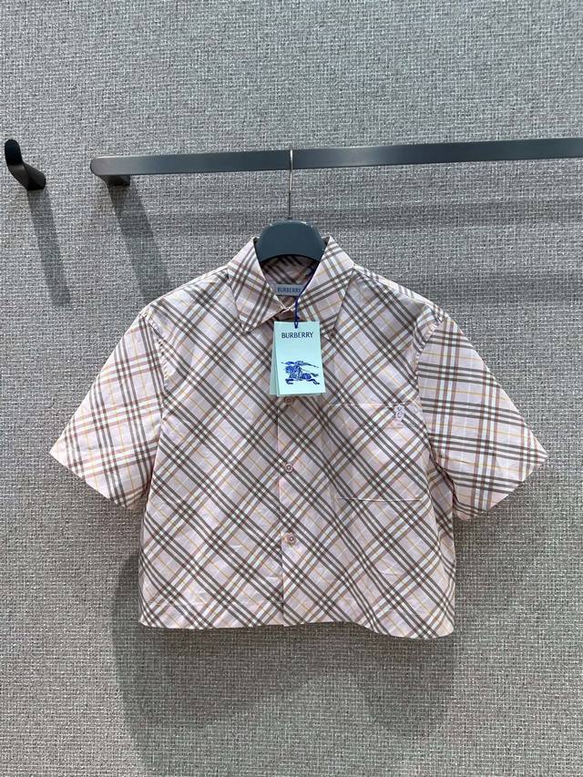 Burbe*Ry 25Ss春夏新款 复古格纹短袖衬衫丨独家高版出品！英伦学院风H小短款短袖衬衫 版型上身减龄少女气质。定位盾牌刺绣点缀，色织Vintage印花衬