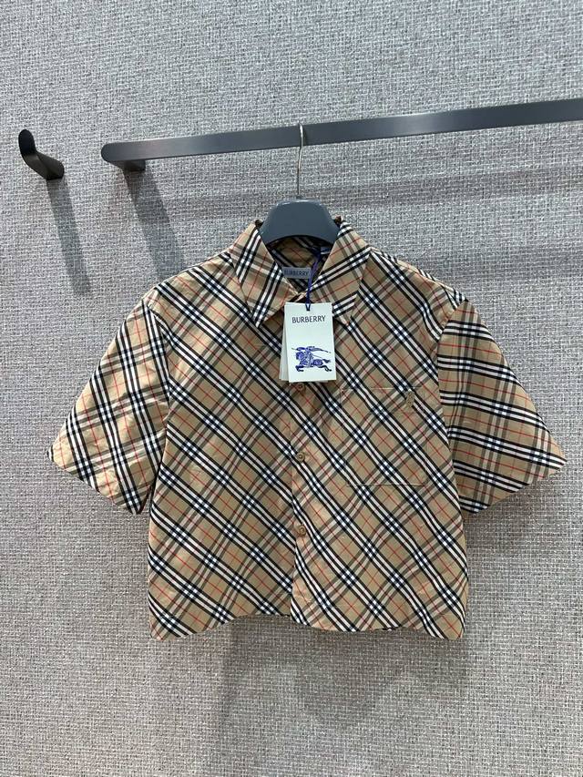 Burbe*Ry 25Ss春夏新款 复古格纹短袖衬衫丨独家高版出品！英伦学院风H小短款短袖衬衫 版型上身减龄少女气质。定位盾牌刺绣点缀，色织Vintage印花衬