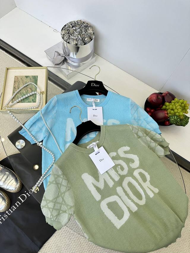 25Ss 迪奥的冰丝针织短袖 夏天里最不可缺的单品王 特定针织纱线 冰冰凉凉的衣着感 宛如行走的小空调 舒爽极了1 Size S M L