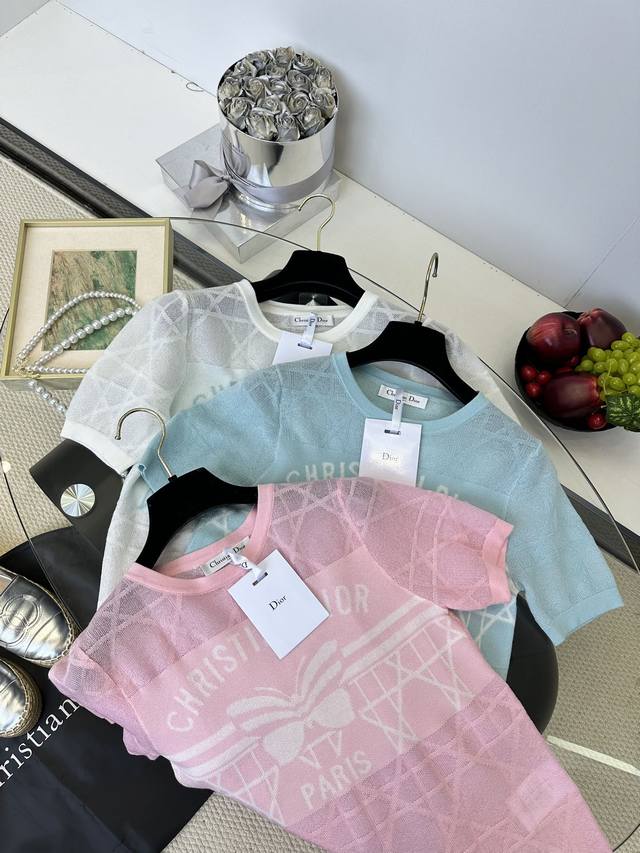 25Ss 迪奥的冰丝针织短袖 夏天里最不可缺的单品王 特定针织纱线 冰冰凉凉的衣着感 宛如行走的小空调 舒爽极了1 Size S M L