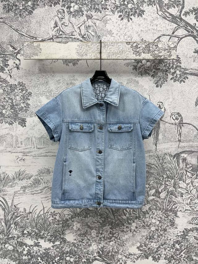 D家 25夏季新款 内提花老花牛仔系列 翻领夹克外套+飞袖外套+飞袖连衣裙+卷边短裤+半身裙+卷边长裤 定制内D字母提花牛仔浅蓝色洗水面料的青春减龄感 上身时髦