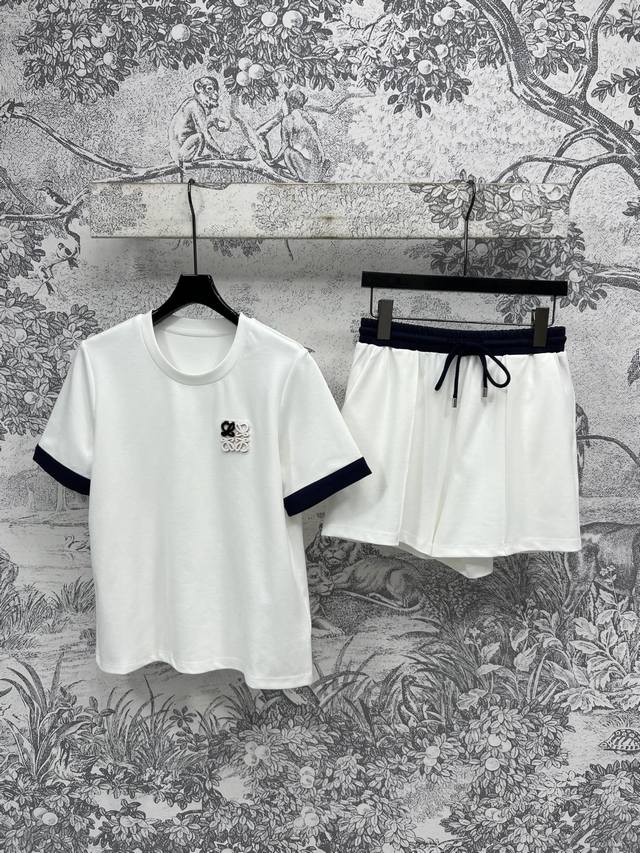 Lw家 25夏季新款 撞色Logo短袖休闲套装 圆领短袖T恤+松紧腰短裤 日常休闲逛街运动都很Ok的一套 胸前的字母图案点缀很特别 一套轻松拉长整个身高比例 字
