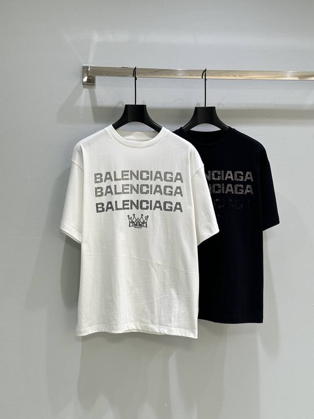 25Ss春夏新款上新！Ba皇冠烫钻短袖T恤，100%纯棉面料高克重，重工烫钻钉珠，胸前三排烫钻品牌标识，圆领罗纹领口，宽松版型，男女同款，可做情侣装！现货供应白