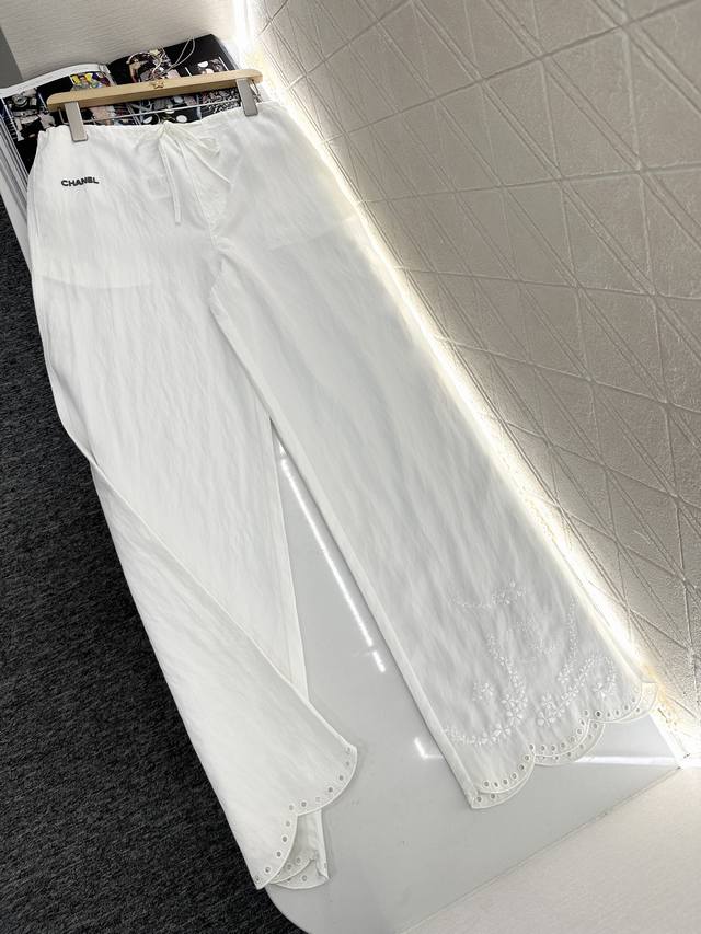 Chane*2025新品上架 抽绳绣花阔腿长裤 定制Yb进口天丝棉材质 肌理明显 垂顺舒适 抽绳阔腿长裤裁剪 前侧腰胯点缀双C字母徽标 打造亮点 凸显品牌格调
