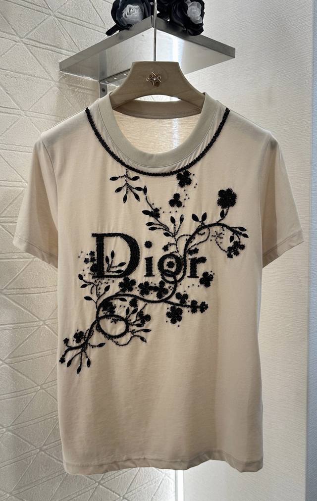 Dio*2025新品上架 重工刺绣钉珠字母 定制Yb丝光全棉材质 透气舒适 质感十足 常规短袖T恤裁剪 凸显品牌格调 采用克重纯棉制成 略带有弹力 呈现显瘦视觉