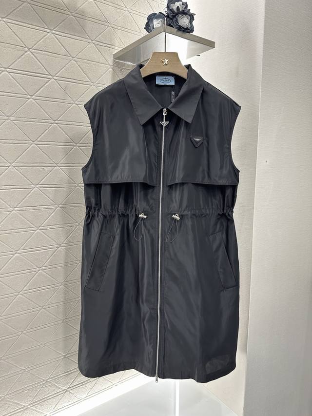 Prad*2025新品上架 抽绳工装背心连衣裙 定制Yb进口环保再生尼龙材质 质感高级 挺括有型 双向拉链开襟抽绳连衣裙版型 宽松舒适可调节 腰间抽绳勾勒腰身