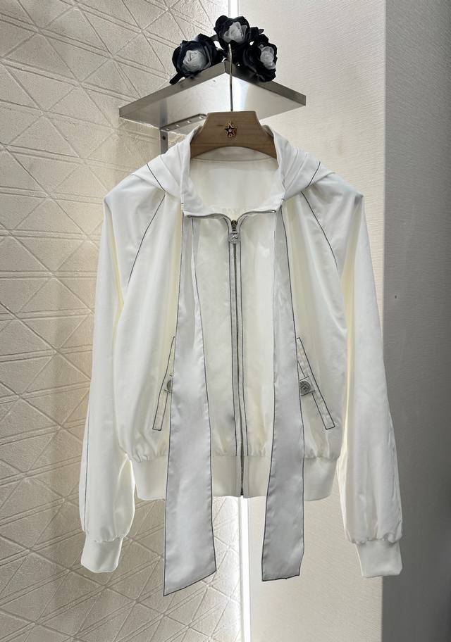Chane*2025新品上架 系带防晒外套长裤套装 定制Yb进口防晒材质 带有珠光光泽 质感高级 品相十足 连帽飘带外套束脚裤套装 大身与弹力螺纹下摆袖口 形成