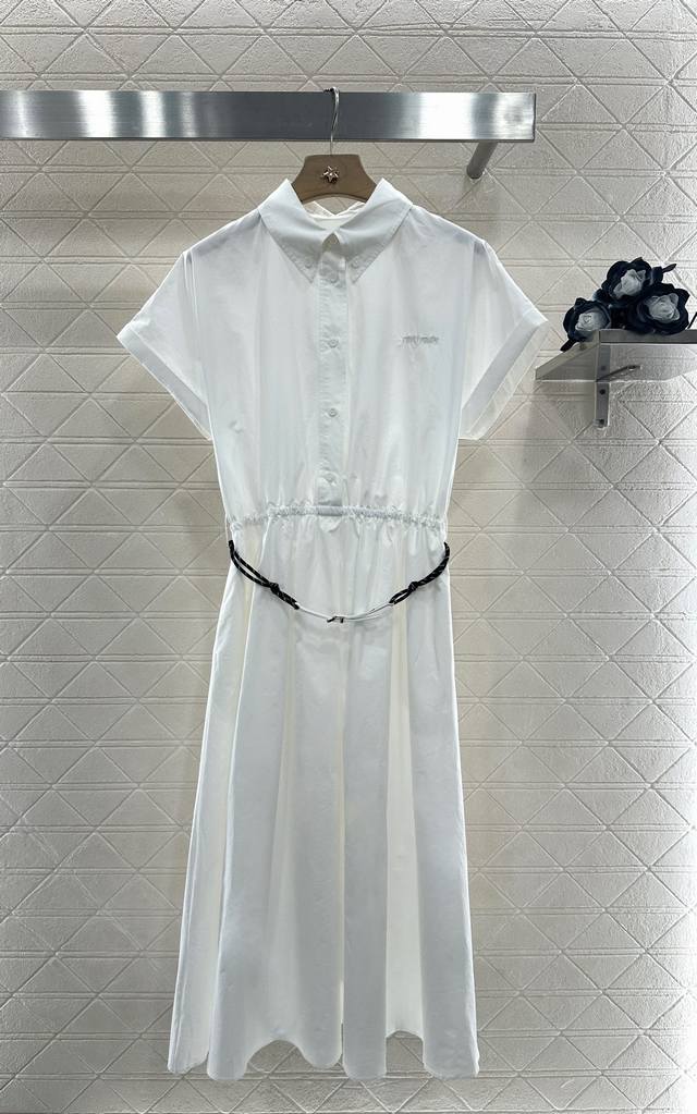 Miumi*2025新品上架 腰带连衣裙 定制Yb斜纹全棉材质 质感舒适细腻 半开襟衬衫短袖连衣裙版型 裁剪利落修身 腰身立裁起到收腰效果 搭配皮带勾勒 更凸显