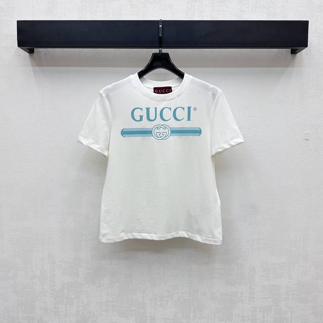 Gucc*新品上架 字母印花T 定制Yb进口原生全棉材质 透气舒适 质感十足 通体素色打底搭配胸口标志性字母印花图案元素 彰显品牌调性 上身简约大气 面辅料开发