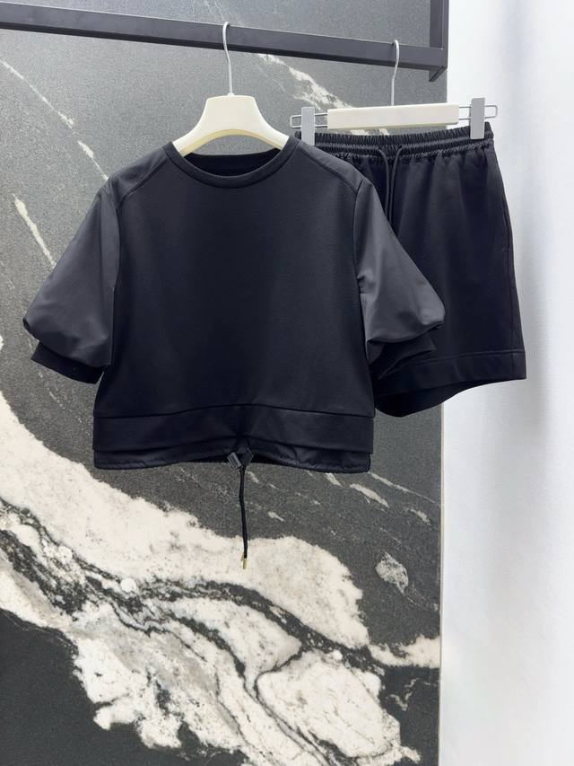 Mc 25Ss 春夏新品徽章装饰休闲套装 尼龙泡泡袖棉质上衣搭配松紧腰短裤 假两件式下摆抽绳设计休闲减龄甜美感 宽松版型休闲百搭不挑人 定位Logo徽章贴绣设计