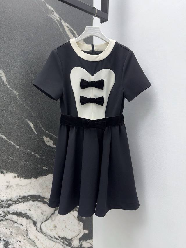Vltn 25Ss 春夏新品复古蝴蝶结撞色连衣裙 丝绒蝴蝶领结腰封束腰装饰浪漫又俏皮 收腰蓬蓬裙摆打造少女甜美气息 轻松穿出干净知性的身线 定制面料质感超赞 灵