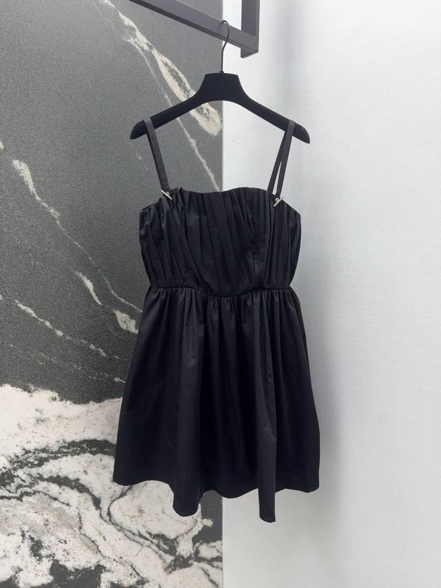 Mcq 25Ss 早春新品压褶吊带连衣裙 高品质精纺府绸纯棉质感超赞 经典黑色系搭配装饰非常高级 气质少女风上身很有气质 原版定制五金配件 高腰线拼接轻松瘦腰