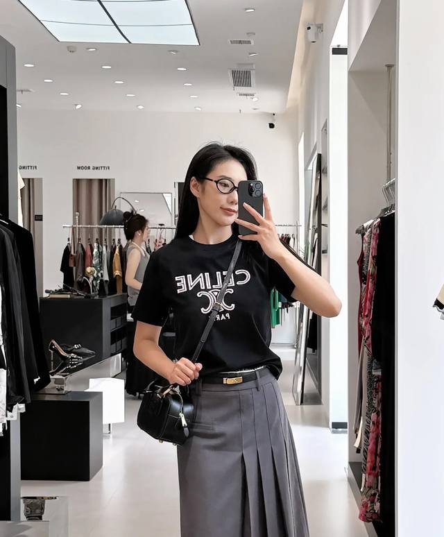 Celine家！订单款！胸前刺绣凯旋门字母Logo 图案圆领丝光棉短袖T恤！三标齐全！三色！码数S M L Xl，现货发！ M码胸围92衣长62