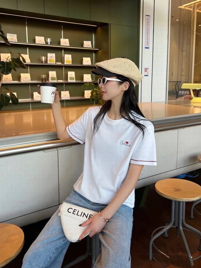 Celin家！专柜款！高版本！双面丝光棉！胸口刺绣字母Logo爱心图案圆领短袖T恤！三标齐全！两色！码数S M L，现货发！ M码胸围94衣长59