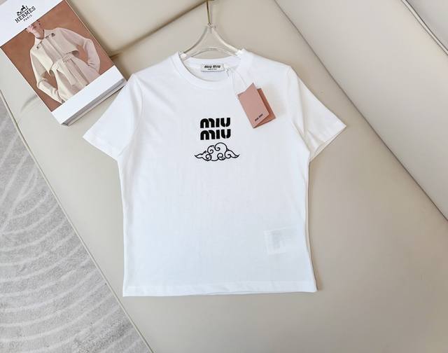 Miu**新款限定祥云徽标Logot-Shirt 定织纯棉面料 透气亲肤 质感好 采用高密度刺绣祥云毛边徽标字母设计 减龄活力 最高品质 欢迎对比 白色 黑色