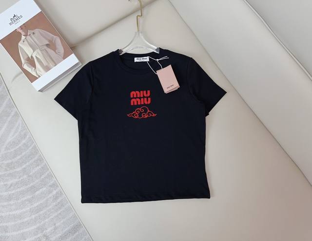 Miu**新款限定祥云徽标Logot-Shirt 定织纯棉面料 透气亲肤 质感好 采用高密度刺绣祥云毛边徽标字母设计 减龄活力 最高品质 欢迎对比 白色 黑色