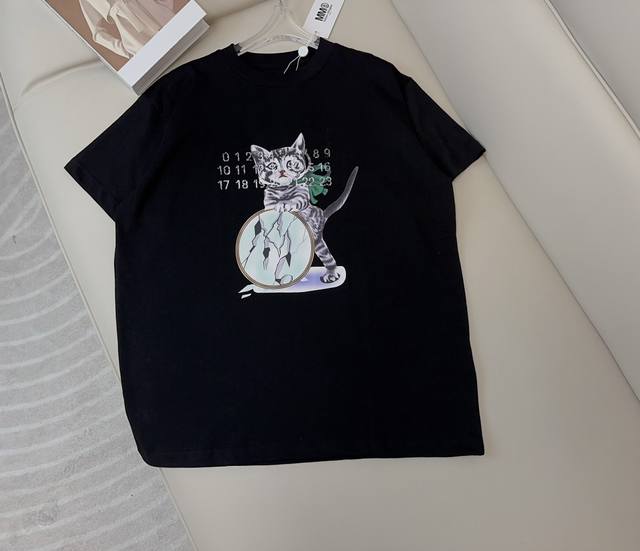 Mm6潮牌新款款猫咪印花Logot-Shirt 定制纯棉面料 绵软舒适 采用卡通图案印花Logo点缀 减龄活力 男女同款 最高品质 欢迎对比 白色 灰棕色 黑色