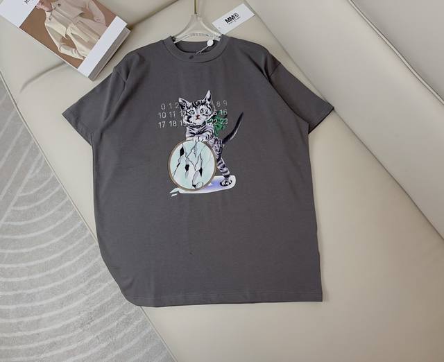 Mm6潮牌新款款猫咪印花Logot-Shirt 定制纯棉面料 绵软舒适 采用卡通图案印花Logo点缀 减龄活力 男女同款 最高品质 欢迎对比 白色 灰棕色 黑色