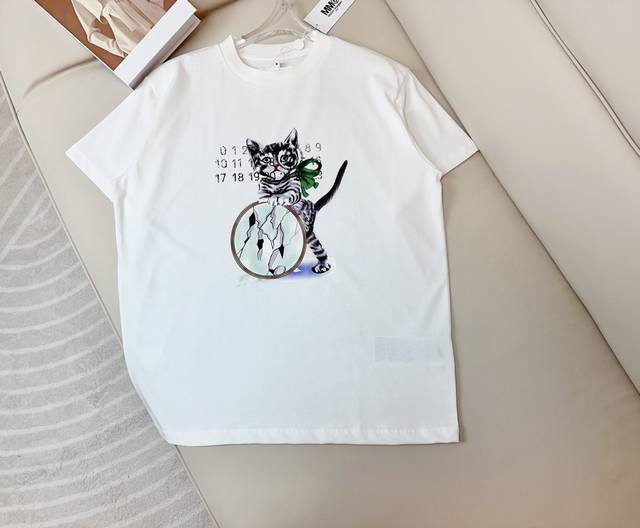 Mm6潮牌新款款猫咪印花Logot-Shirt 定制纯棉面料 绵软舒适 采用卡通图案印花Logo点缀 减龄活力 男女同款 最高品质 欢迎对比 白色 灰棕色 黑色