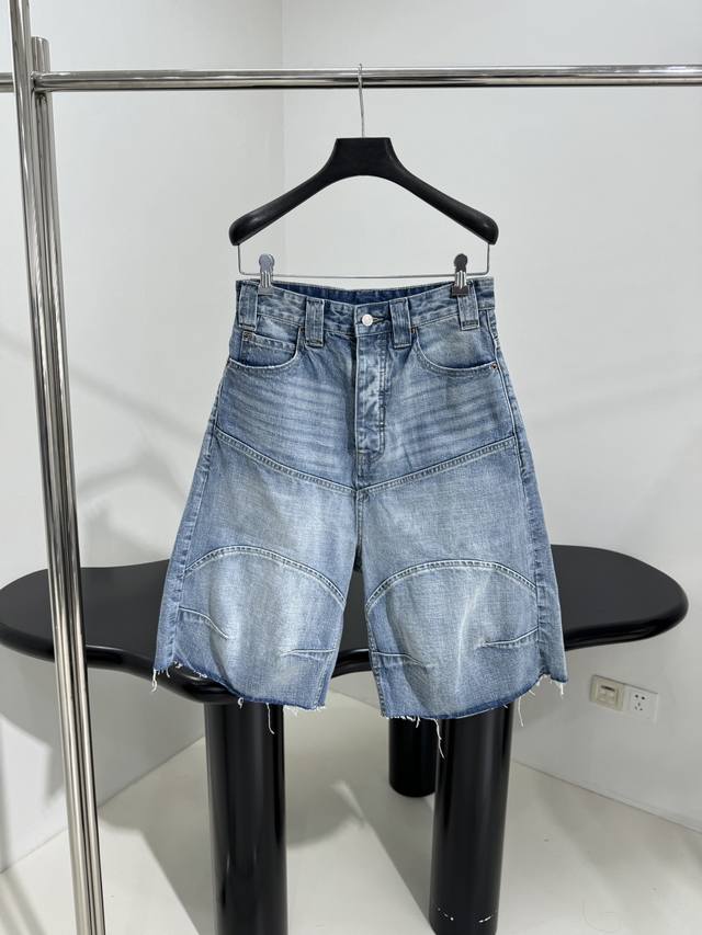 新品Baggy廓型口袋牛仔中裤 Large Baggy 蓝色日本牛仔布 整件破缝解构拼接设计 中腰设计背面B标识牛仔拼布 下摆不收边流苏设计 洗水很好看 宽松有