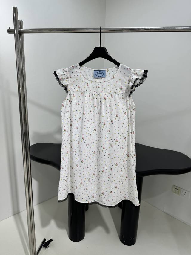 25新品棉麻碎花公主裙 选用棉麻面料制作 全身碎花图案 薄纱与蕾丝饰边 娃娃领小飞袖设计 直筒版型 方形领口 减龄感十足 高品质 ：碎花白 ：