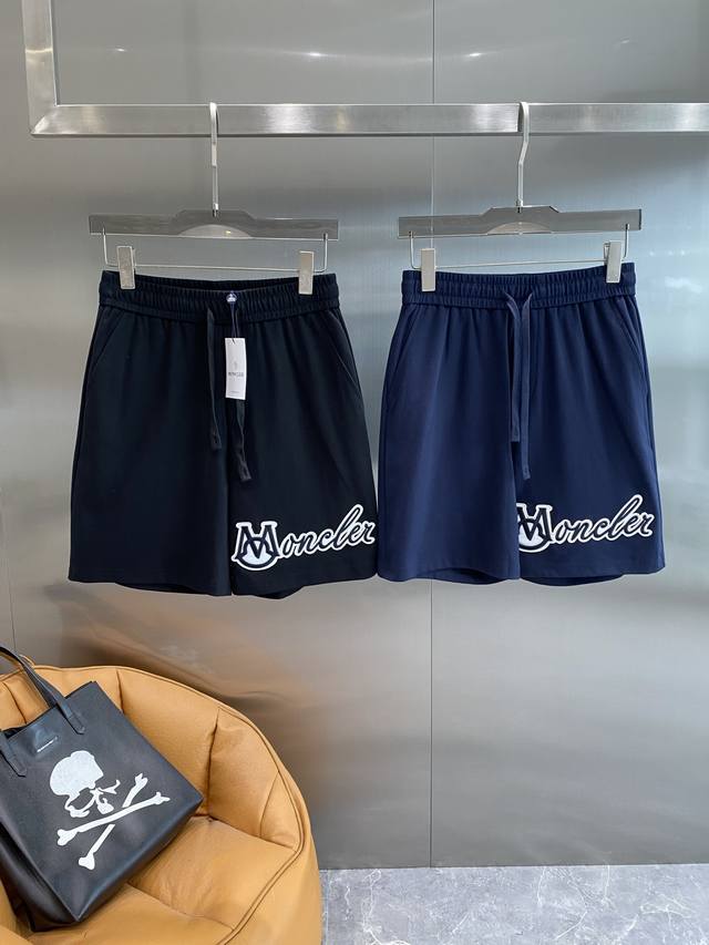 蒙家 蒙口 短裤，夏日酷爽时尚必备经典黑色永远不会出错，抽绳设计方便调节，穿着舒适自在。裤身一侧醒目的白色品牌字母，简约又时尚，瞬间提升整体格调。面料透气轻盈，