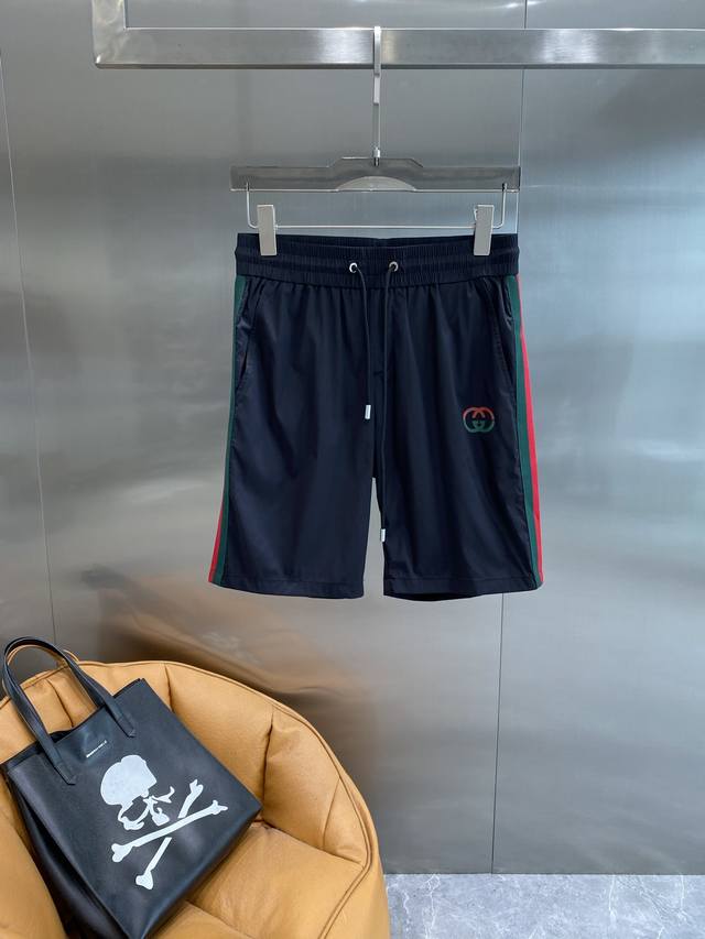 古家 Gucci短裤，夏日潮流复古必备经典百搭，侧边红绿配色的条纹设计，复古又时尚，瞬间打破单调，增添了独特的潮流感。裤身的品牌双G标志，低调又彰显品质。 面料