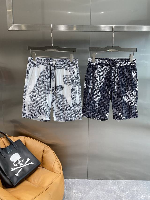 迪家 迪奥印花短裤，夏日奢华时尚必备深蓝色的底色搭配经典的白色品牌印花，满满的奢华感与设计感。抽绳设计既实用又增添了休闲氛围。M-3Xl 隔天