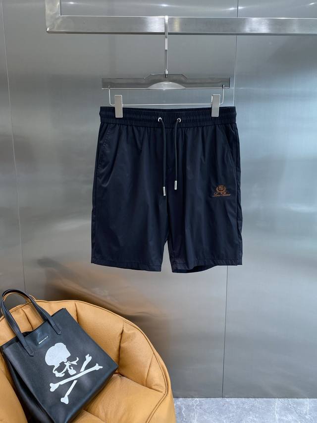 L P家 Lp短裤，夏日酷感时尚之选经典黑色沉稳大气，抽绳设计增添随性感。裤身精致的品牌刺绣标志，低调中尽显奢华与个性。面料质感柔软且透气，M-3Xl 隔天