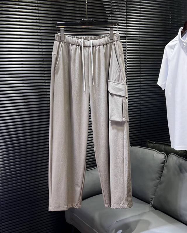 Descente#迪桑特#户外宽松休闲裤直筒裤，机能工装裤风，男款日本伸特奇机能科技面料工装裤。宽松直筒裤。宽松版户外机能休闲裤，打破常规，融合机能风与休闲感，