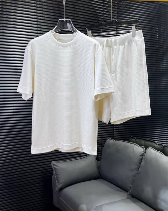 Loro Piana 诺悠翩雅L新作，微廓短袖圆领T恤套装， 微廓版型藏肉一绝，轻松修饰身形，告别臃肿与束缚，自在无拘。300克重的天丝棉，加上经典的华夫格提花