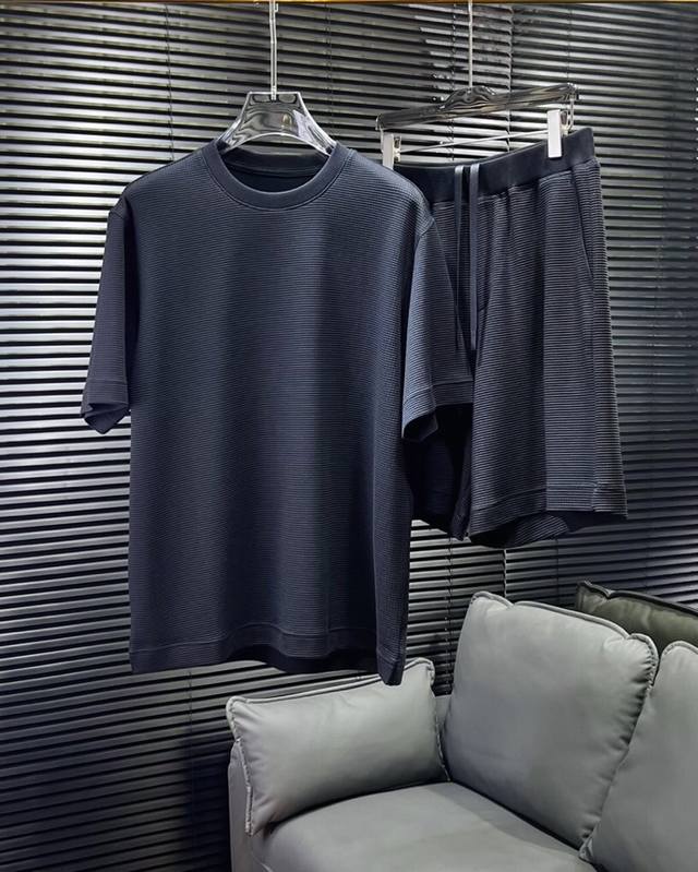 Loro Piana 诺悠翩雅L新作，微廓短袖圆领T恤套装， 微廓版型藏肉一绝，轻松修饰身形，告别臃肿与束缚，自在无拘。300克重的天丝棉，加上经典的华夫格提花