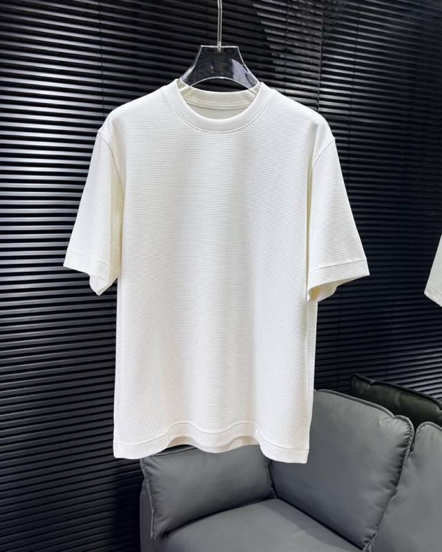 Loro Piana 诺悠翩雅L新作， 宝子们，夏天的命都是这件微廓短袖圆领T恤给的！ 微廓版型藏肉一绝，轻松修饰身形，告别臃肿与束缚，自在无拘。300克重的天