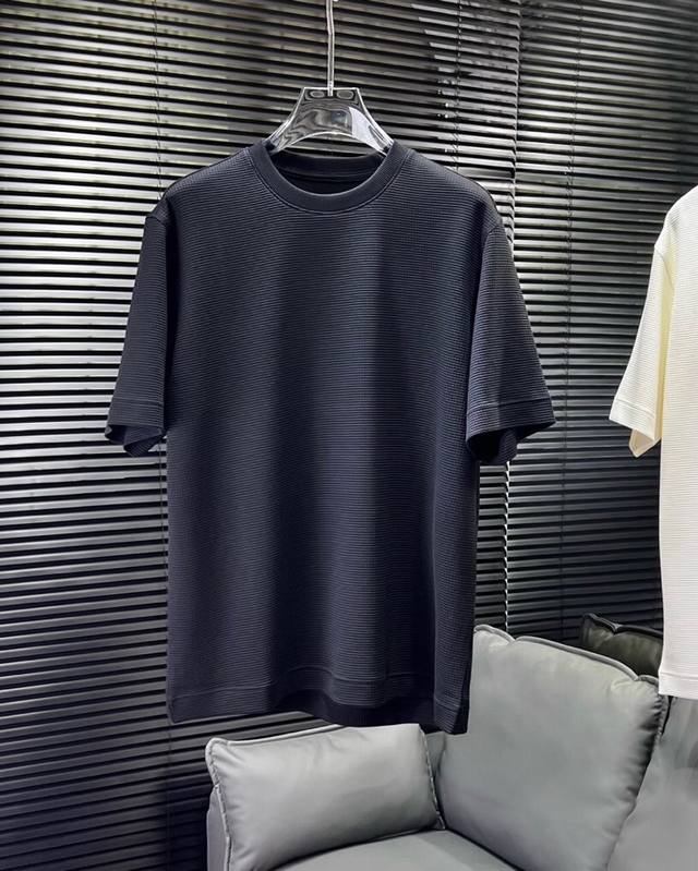 Loro Piana 诺悠翩雅L新作， 宝子们，夏天的命都是这件微廓短袖圆领T恤给的！ 微廓版型藏肉一绝，轻松修饰身形，告别臃肿与束缚，自在无拘。300克重的天