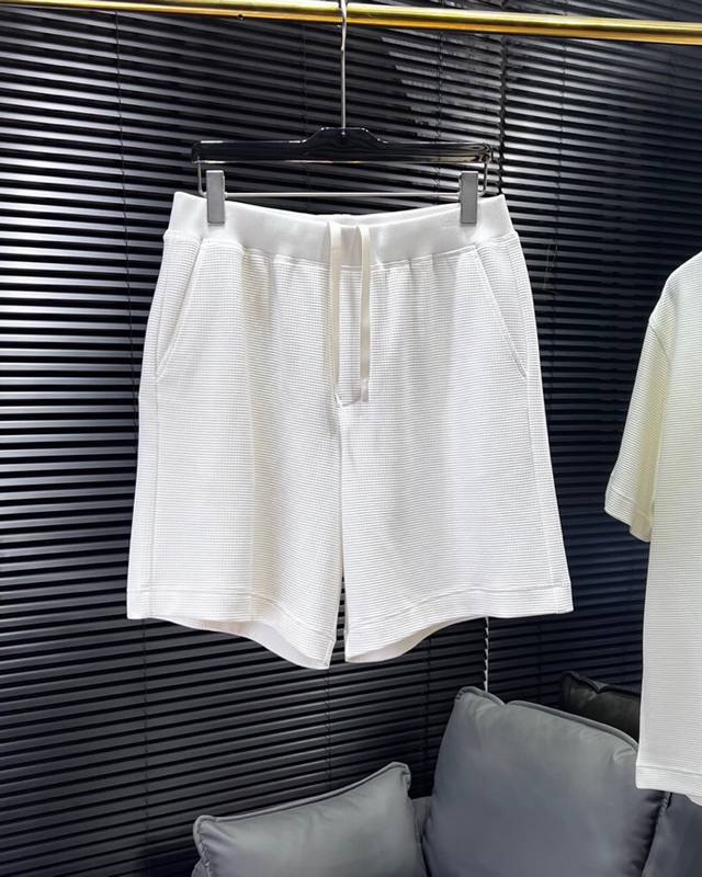 Loro Piana 诺悠翩雅Lp 解锁夏日慵懒风 宽松休闲短裤。 克重的天丝棉，加上经典的华夫格提花纹理，交织出复古与摩登的双重魅力。每一格凸起与凹陷，都仿佛