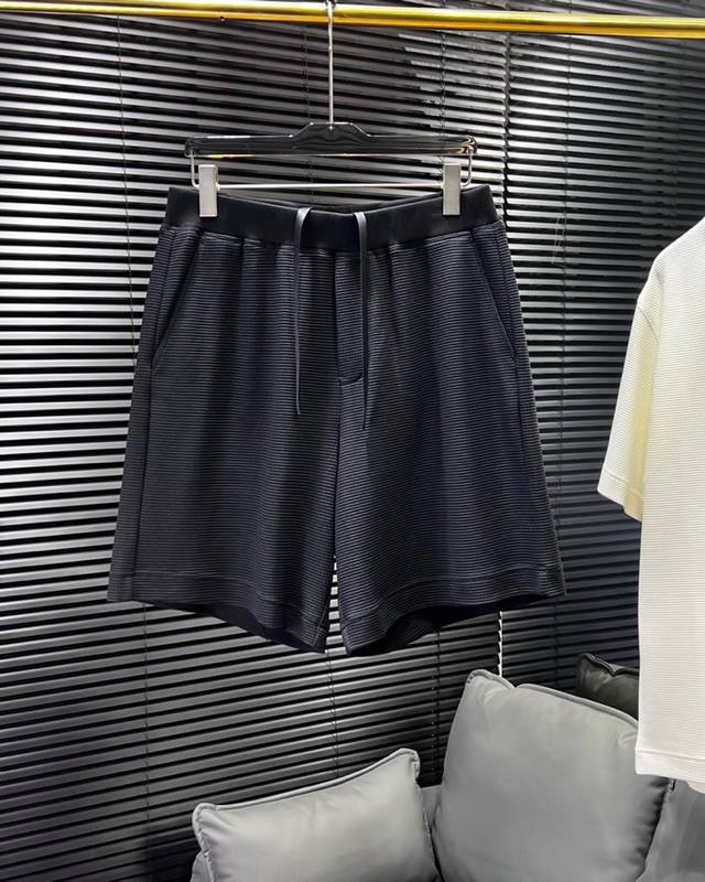 Loro Piana 诺悠翩雅Lp 解锁夏日慵懒风 宽松休闲短裤。 克重的天丝棉，加上经典的华夫格提花纹理，交织出复古与摩登的双重魅力。每一格凸起与凹陷，都仿佛