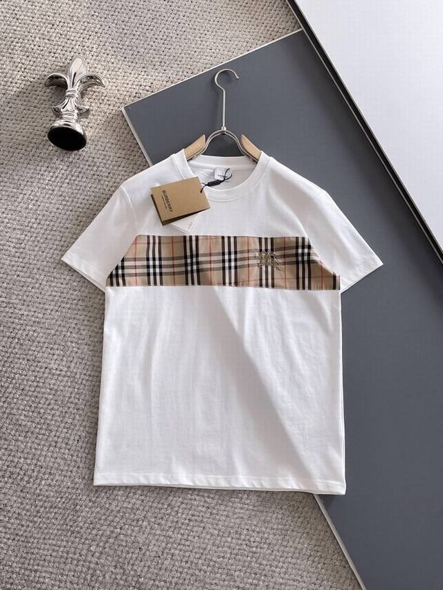 Burberry 巴宝莉高定面料 玉蚕丝般的丝滑 2025春夏新品上市短袖圆领T恤时尚经典圆领短袖时尚单品设计，更加时尚舒适，高标准定制，上身非常有型，经典刺绣