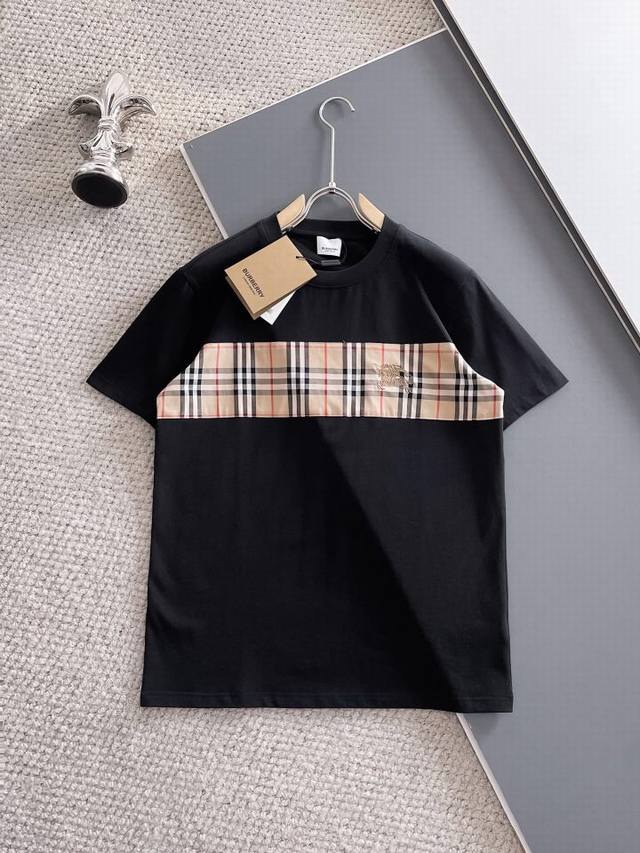 Burberry 巴宝莉高定面料 玉蚕丝般的丝滑 2025春夏新品上市短袖圆领T恤时尚经典圆领短袖时尚单品设计，更加时尚舒适，高标准定制，上身非常有型，经典刺绣