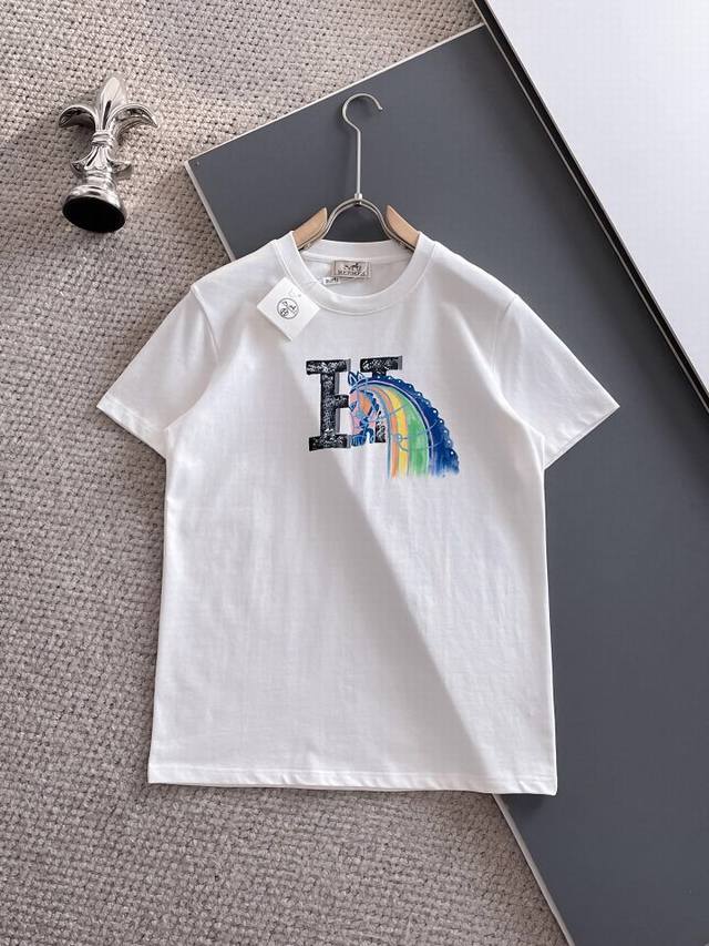 Hermes 爱马仕高定面料 玉蚕丝般的丝滑 2025春夏新品短袖圆领T恤时尚经典圆领短袖时尚单品设计，更加时尚舒适，高标准定制，上身非常有型，人工手绘工艺，