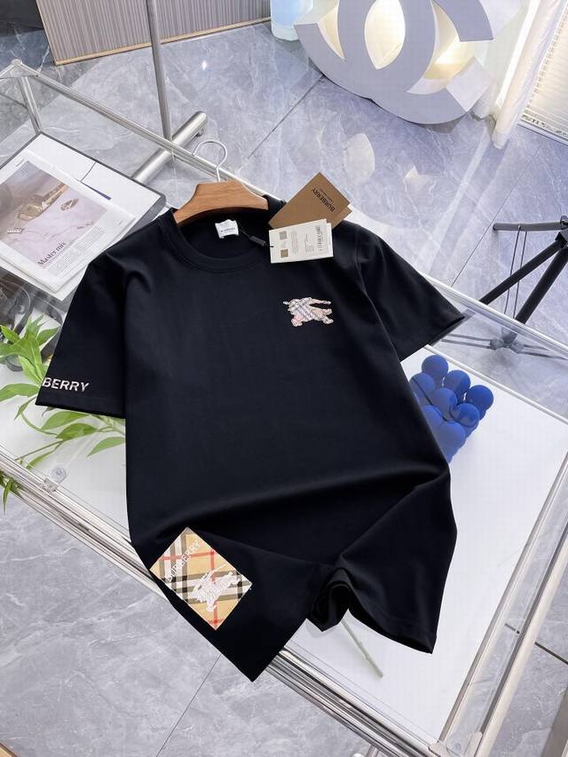 Burberry 巴宝莉夏季新品短袖圆领T恤，时尚单品设计，更加时尚舒适，高标准定制，上身非常有型，客供辅料，客供进口高档面料质感非常细腻，细节工艺精湛考究，塑