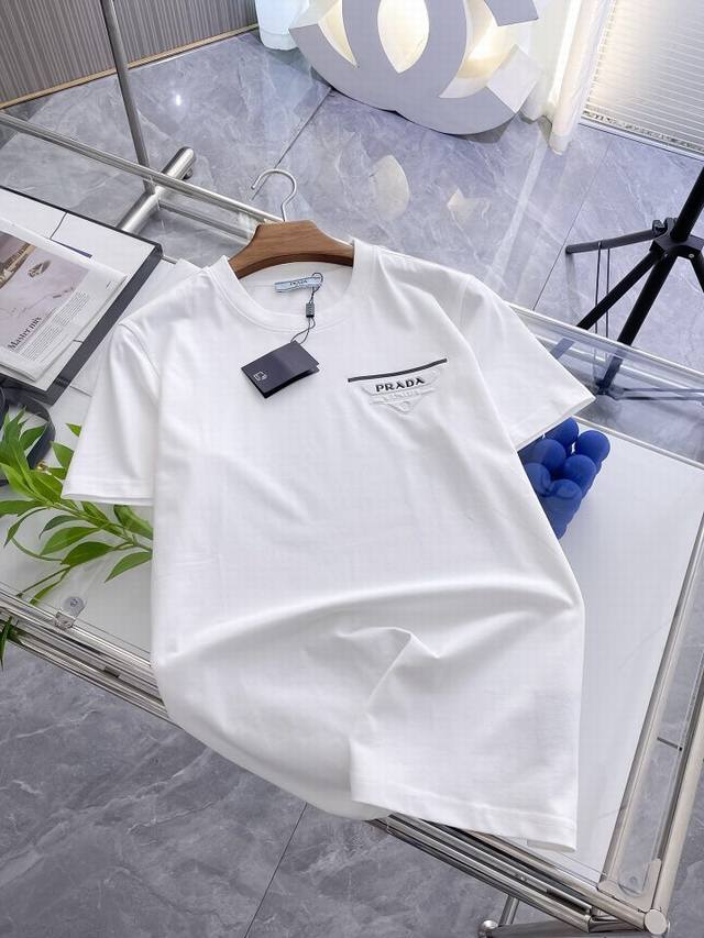 Prada 普拉达夏季新品短袖圆领T恤，时尚单品设计，更加时尚舒适，高标准定制，上身非常有型，客供辅料，客供进口高档面料质感非常细腻，细节工艺精湛考究，塑造性极