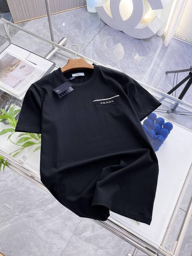 Prada 普拉达夏季新品短袖圆领T恤，时尚单品设计，更加时尚舒适，高标准定制，上身非常有型，客供辅料，客供进口高档面料质感非常细腻，细节工艺精湛考究，塑造性极
