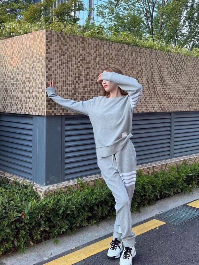 Thom Browne 汤姆布朗 “永不过时” Tb水波纹色织经典卫衣圆领套装，男女同款情侣款 码数：1-4 颜色：灰、藏青 下单请报身高体重