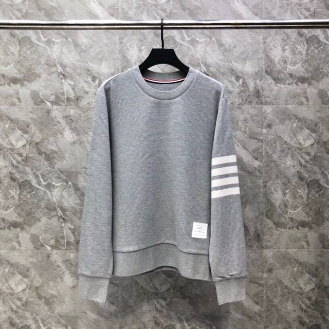 Thom Browne 汤姆布朗 “永不过时” Tb水波纹色织经典圆领卫衣 可配套装 码数：1-4 颜色：灰、藏青 下单请报身高体重