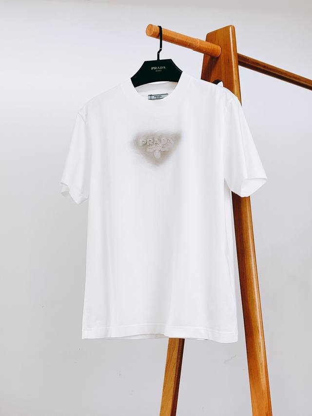Prada 普拉达 2025Ss春夏新品 刺绣Logo短袖T恤 简约高级感 经典圆领设计，适配各种脖颈线条，轻松营造随性氛围。 胸前立体刺绣Logo，“Prad