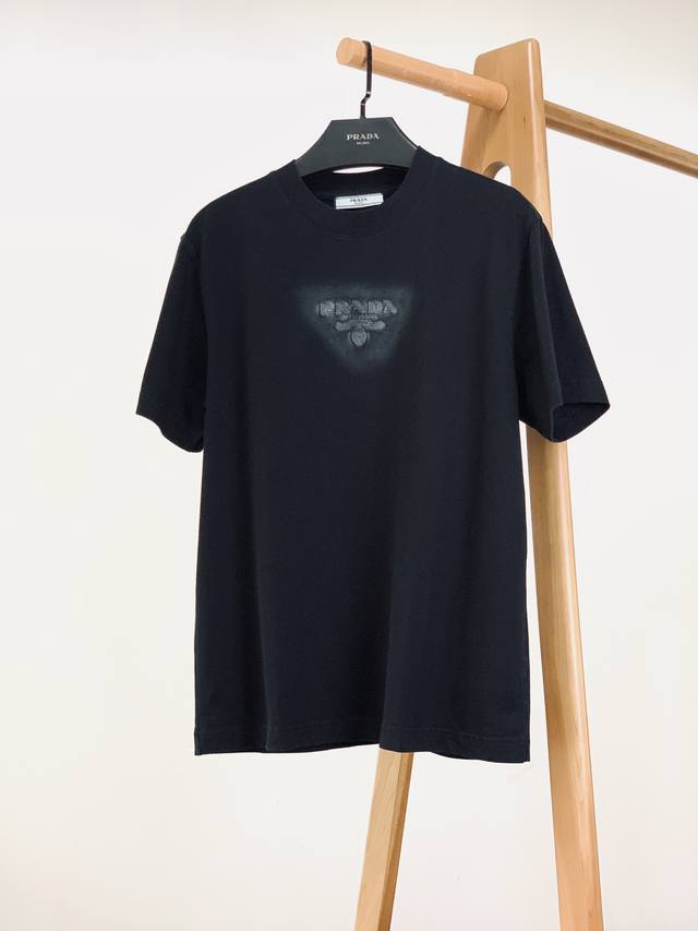 Prada 普拉达 2025Ss春夏新品 刺绣Logo短袖T恤 简约高级感 经典圆领设计，适配各种脖颈线条，轻松营造随性氛围。 胸前立体刺绣Logo，“Prad