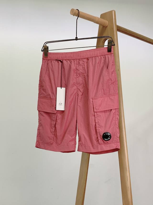 C.P.Company 2025Ss春夏新品 Cp 进口金属休闲裤短裤 更舒适！！超火爆单品来袭 Cp 家经典时尚的设计风格，细节决定成败！无疑是一种绝佳的穿着